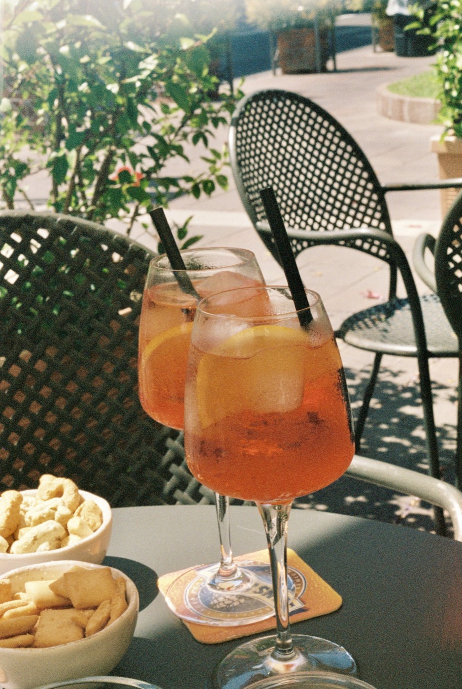 Due spritz serviti al tavolo