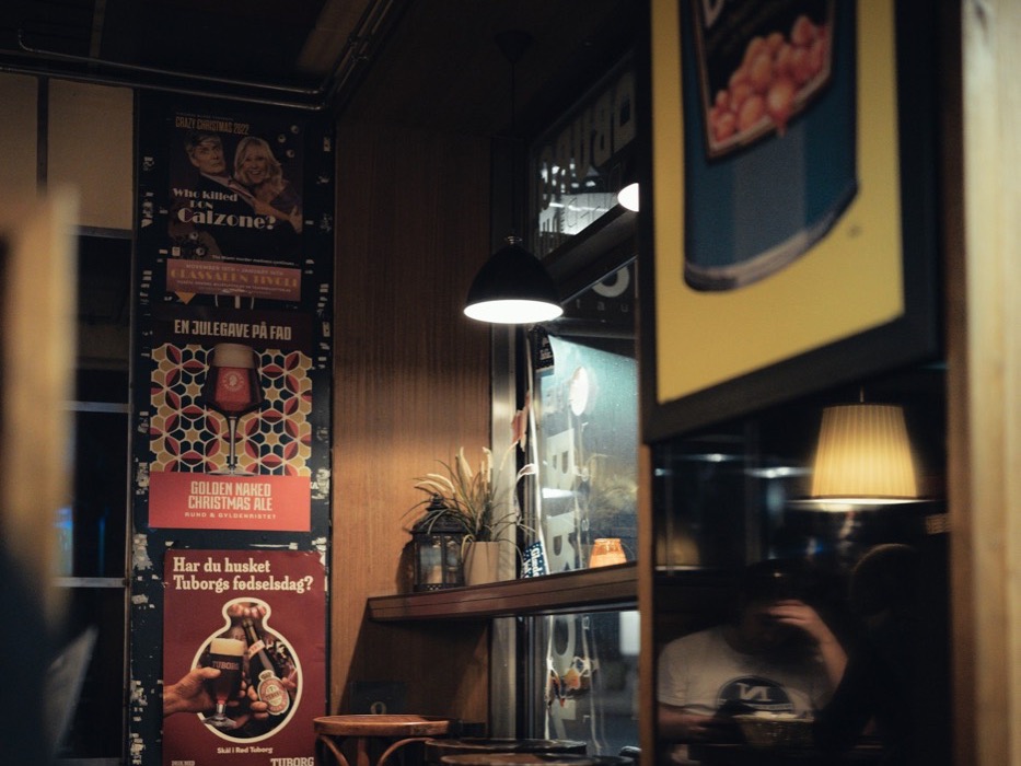 Interno accogliente di un cocktail bar